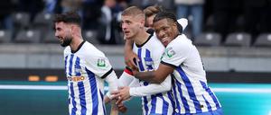 Die Kollegen feiern Marton Dardai für sein Tor zum zwischenzeitlichen 2:1.