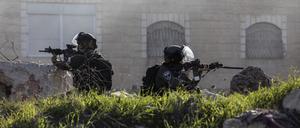 27. Januar: Israelische Sicherheitskräfte sind bei Zusammenstößen nach der Beerdigung eines Palästinensers, der bei Zusammenstößen mit israelischen Streitkräften getötet wurde, im Einsatz.