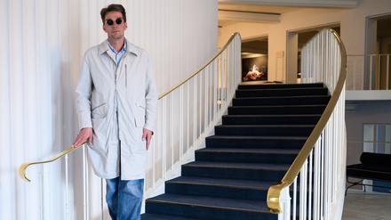 Marco Goecke, Ballettdirektor der Staatsoper Hannover, steht im Foyer der Staatsoper.