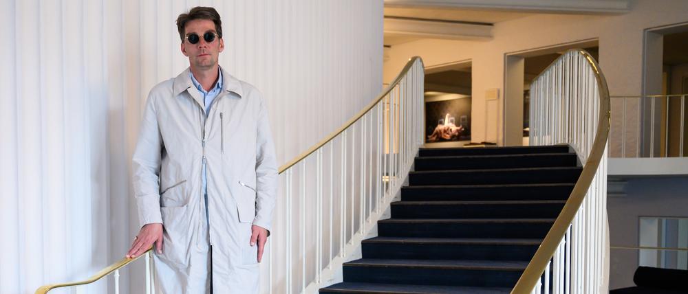 Marco Goecke, Ballettdirektor der Staatsoper Hannover, steht im Foyer der Staatsoper.