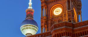 Das Rathaus und der berühmte Fernsehturm in Berlin. 