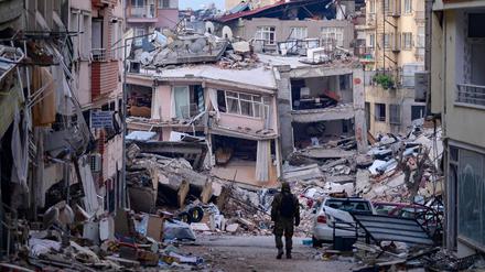 Zwei Erdbeben der Stärke 7.7 und 7.8 haben die Provinz Hatay im Süden der Türkei in Trümmer gelegt.