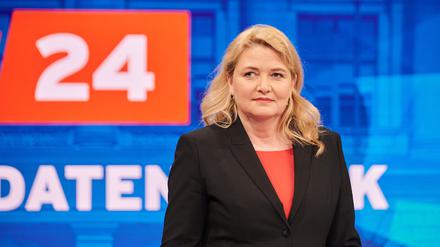 07.02.2023, Berlin: Kristin Brinker, Spitzenkandidatin der AfD, steht im Studio des rbb. Unter dem Titel «rbb24 - Ihre Wahl: Der Kandidatencheck» diskutieren die Kandidaten vor der Wiederholungswahl zum Berliner Abgeordnetenhaus. Foto: Annette Riedl/dpa +++ dpa-Bildfunk +++