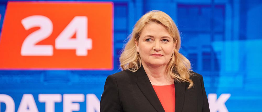 07.02.2023, Berlin: Kristin Brinker, Spitzenkandidatin der AfD, steht im Studio des rbb. Unter dem Titel «rbb24 - Ihre Wahl: Der Kandidatencheck» diskutieren die Kandidaten vor der Wiederholungswahl zum Berliner Abgeordnetenhaus. Foto: Annette Riedl/dpa +++ dpa-Bildfunk +++