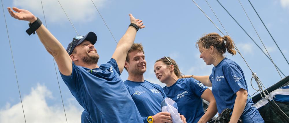 „Holcim-PRB“-Skipper Kevin Escoffier (vorne) feiert den Sieg der 2. Etappe.