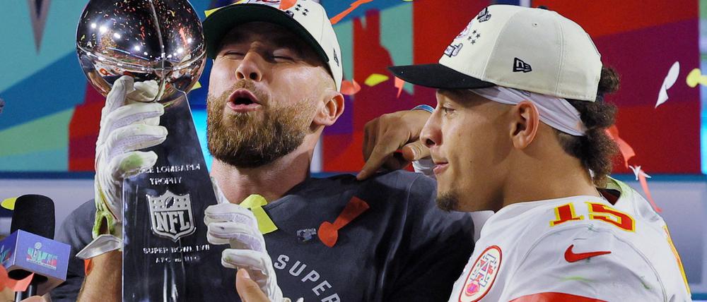 Football - NFL - Super Bowl LVII - Kansas City Chiefs v Philadelphia Eagles - State Farm Stadium, Glendale, Arizona, United States - February 12, 2023
Kansas City Chiefs' Travis Kelce and Patrick Mahomes celebrate with the Vince Lombardi Trophy after winning Super Bowl LVII REUTERS/Brian Snyder TPX IMAGES OF THE DAY