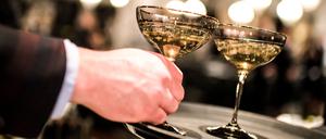 Champagner wird bei einer Veranstaltung angeboten.