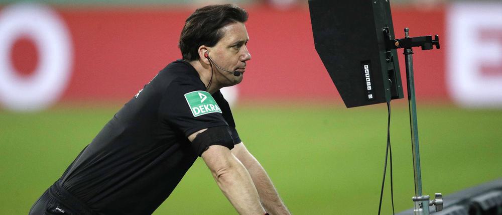Manuel Gräfe sieht die Anwendung des Videobeweises in der Fußball-Bundesliga kritisch.