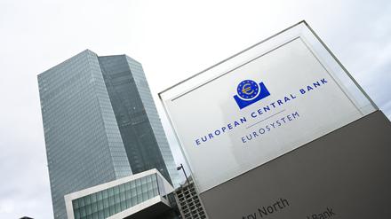 ARCHIV - 02.02.2023, Hessen, Frankfurt/Main: Eine Stele mit der Inschrift «European Central Bank Eurosystem» steht vor der Zentrale der Europäischen Zentralbank (EZB). Knapp ein Jahr nach Beginn des russischen Angriffskriegs gegen die Ukraine bescheinigt die EZB-Bankenaufsicht den Geldhäusern in der Eurozone eine stabile Lage. (zu dpa «EZB-Aufseher mahnen Banken trotz stabiler Lage zur Vorsicht») Foto: Arne Dedert/dpa +++ dpa-Bildfunk +++