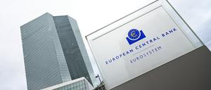 ARCHIV - 02.02.2023, Hessen, Frankfurt/Main: Eine Stele mit der Inschrift «European Central Bank Eurosystem» steht vor der Zentrale der Europäischen Zentralbank (EZB). Knapp ein Jahr nach Beginn des russischen Angriffskriegs gegen die Ukraine bescheinigt die EZB-Bankenaufsicht den Geldhäusern in der Eurozone eine stabile Lage. (zu dpa «EZB-Aufseher mahnen Banken trotz stabiler Lage zur Vorsicht») Foto: Arne Dedert/dpa +++ dpa-Bildfunk +++