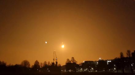 Der kleine Asteroid 2023 CX1 trat am 13. Februar 2023 in die  Erdatmosphäre ein, hier eine Beobachtung aus Brighton, Großbritannien.