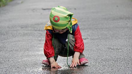 Wie fühlt sich das denn an? Beim Weltentdecken können Kinder schon mal die Zeit vergessen.