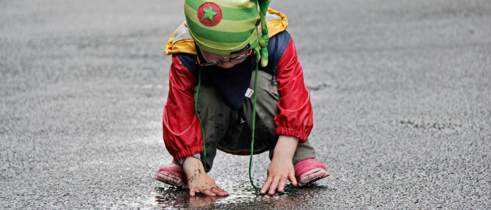 Wie fühlt sich das denn an? Beim Weltentdecken können Kinder schon mal die Zeit vergessen.