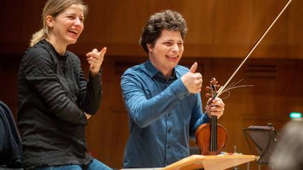 Die Dirigentin Karina Canellakis und de Geiger Augustin Hadelich bei der Probe mit dem Rundfunk-Sinfonieorchester Berlin