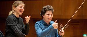 Die Dirigentin Karina Canellakis und de Geiger Augustin Hadelich bei der Probe mit dem Rundfunk-Sinfonieorchester Berlin