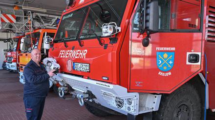 Edmund Schulz, Hauptamtlicher Gerätewart bei der Freiwilligen Feuerwehr Seelow, steht in der Fahrzeughalle.