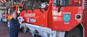 Edmund Schulz, Hauptamtlicher Gerätewart bei der Freiwilligen Feuerwehr Seelow, steht in der Fahrzeughalle.
