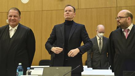 Dr. Markus BRAUN (Angeklagter und Ex Vorstandsvorsitzender wirecard) betritt den Verhandlungssaal.Li:Rechtsanwalt Prof.Dr. Alfred DIERLAMM.Re:RA Nico WERNING. Hi:Oliver BELLENHAUS (Mitangeklagter und Kronzeuge). Strafverfahren gegen Markus BRAUN wegen des Verdachts des gewerbsmaessigen Bandenbetrugs wirecard vor dem Oberlandesgericht Muenchen OLG II am 13.02.2023. ?