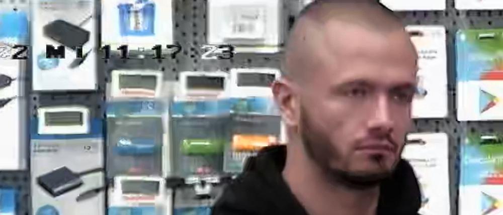Der Mann wird verdächtigt, in Brandenburg an der Havel einen Elektronikmarkt betrogen zu haben.