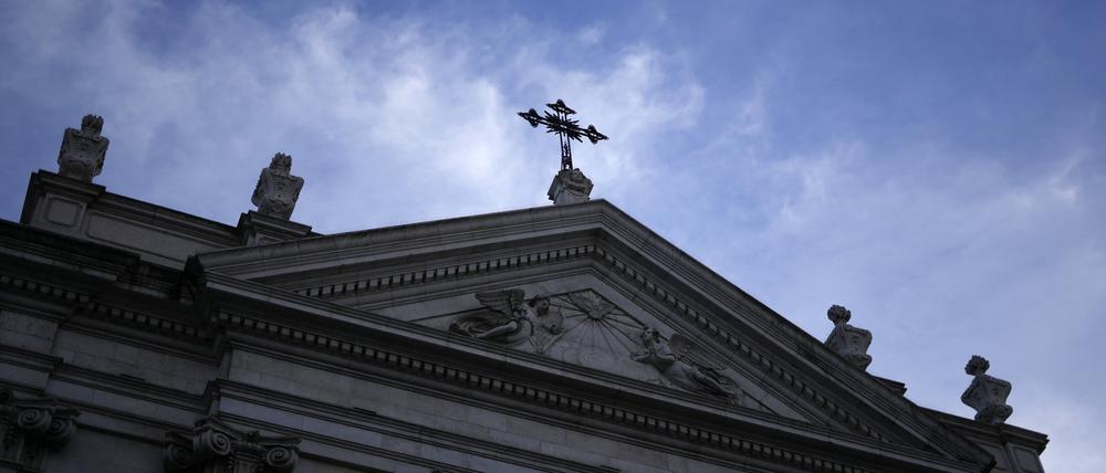 ARCHIV - 10.02.2023, Portugal, Lissabon: Eine römisch-katholische Kirche. In der katholischen Kirche Portugals sind in den vergangenen sieben Jahrzehnten einer unabhängigen Untersuchung zufolge mindestens rund 5000 Kinder sexuell missbraucht worden. Foto: Armando Franca/AP/dpa +++ dpa-Bildfunk +++