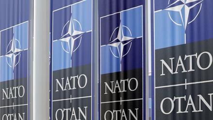 Vor dem Nato-Hauptquartier in Brüssel wehen Stoffbanner im Wind.