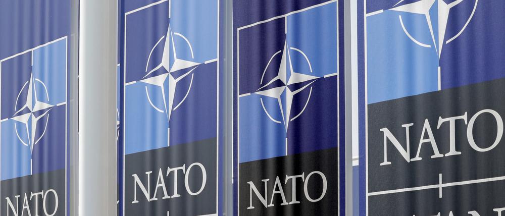 Vor dem Nato-Hauptquartier in Brüssel wehen Stoffbanner im Wind.