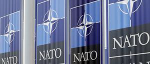 Vor dem Nato-Hauptquartier in Brüssel wehen Stoffbanner im Wind.