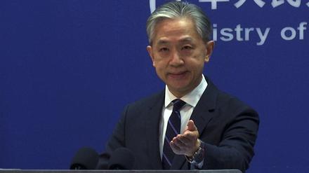 China, Peking: Auf diesem Videostandbild gestikuliert Wang Wenbin, Sprecher des chinesischen Außenministeriums, während eines Medienbriefings im Büro des Außenministeriums (Archivbild vom 13.02.2023).