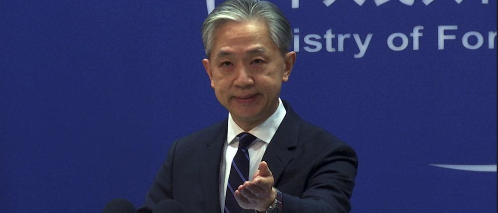 Auf diesem Videostandbild gestikuliert Wang Wenbin, Sprecher des chinesischen Außenministeriums, während eines Medienbriefings im Büro des Außenministeriums.
