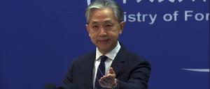 China, Peking: Auf diesem Videostandbild gestikuliert Wang Wenbin, Sprecher des chinesischen Außenministeriums, während eines Medienbriefings im Büro des Außenministeriums (Archivbild vom 13.02.2023).
