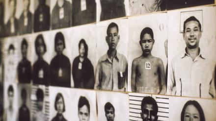 Bilder von Opfern der Roten Khmer in einem Museum.