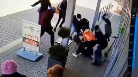 Mutmaßlich deutsche Linksextremisten greifen in Budapest einen Mann an und verletzten ihn schwer.