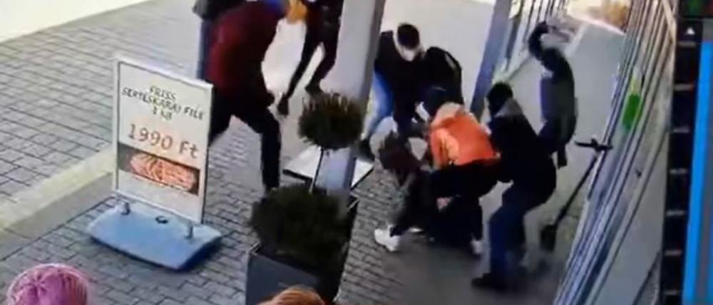 Mutmaßlich deutsche Linksextremisten greifen in Budapest einen Mann an und verletzten ihn schwer.