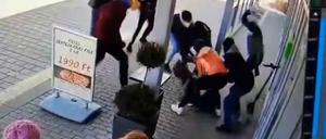 Mutmaßlich deutsche Linksextremisten greifen in Budapest einen Mann an und verletzten ihn schwer.