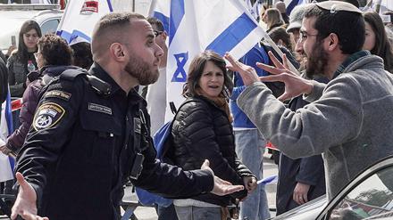 Zehntausende protestieren in Israel gegen die geplante Justizreform. In der aufgeheizten Atmosphäre kommt es auch zu Konfrontationen mit Sicherheitskräften. 