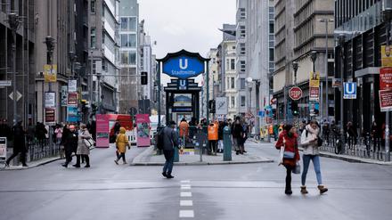 Passanten gehen auf der Fahrbahn der gesperrten Friedrichstrasse.