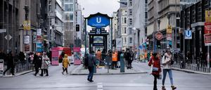 Passanten gehen auf der Fahrbahn der gesperrten Friedrichstrasse.
