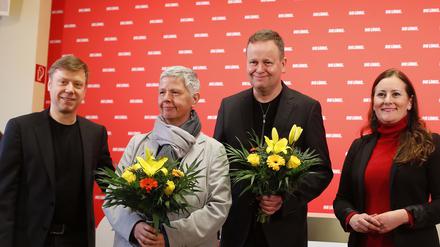 Glück gehabt: Die Berliner Landesspitze um Katina Schubert und Klaus Lederer (Bildmitte) zeigte sich im Anschluss an die Wahl vor allem erleichtert. 