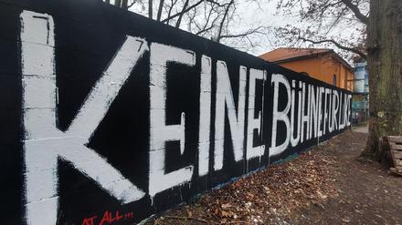 Unbekannte sprayten „Keine Bühne für Luke“ am Lindenpark.