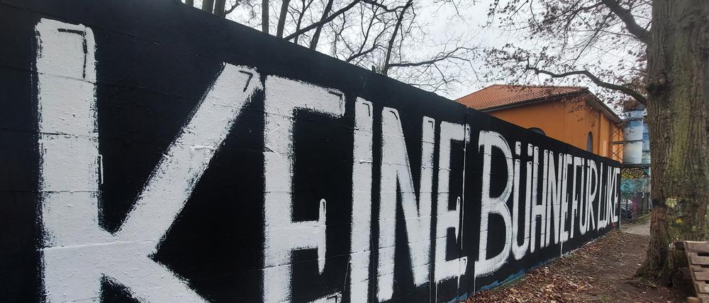 Unbekannte sprayten „Keine Bühne für Luke“ am Lindenpark.