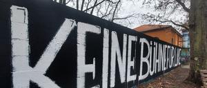 Unbekannte sprayten „Keine Bühne für Luke“ am Lindenpark.