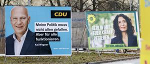 Wahlplakate der CDU mit Kai Wegner und von Bündnis 90/Die Grünen mit Bettina Jarasch.