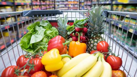 Eine abwechslungsreiche Ernährung mit viel Obst und Gemüse deckt den erhöhten Mineralstoffbedarf von Sportlern zuverlässig.