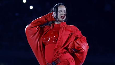 Rihanna bei ihrem Auftritt in der Halbzeit des Super Bowl.