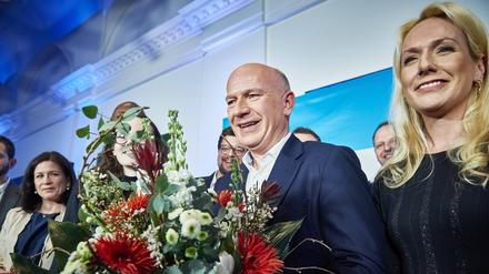 Kai Wegner mit seiner Lebensgefährtin Kathleen Kantar beim Wahlsieg im Februar 2023.