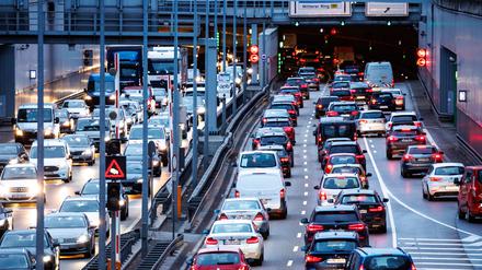 Dichter Verkehr schiebt sich im Berufsverkehr am Morgen in den Tunnel Heckenstallerstraße auf dem Mittleren Ring B2R.