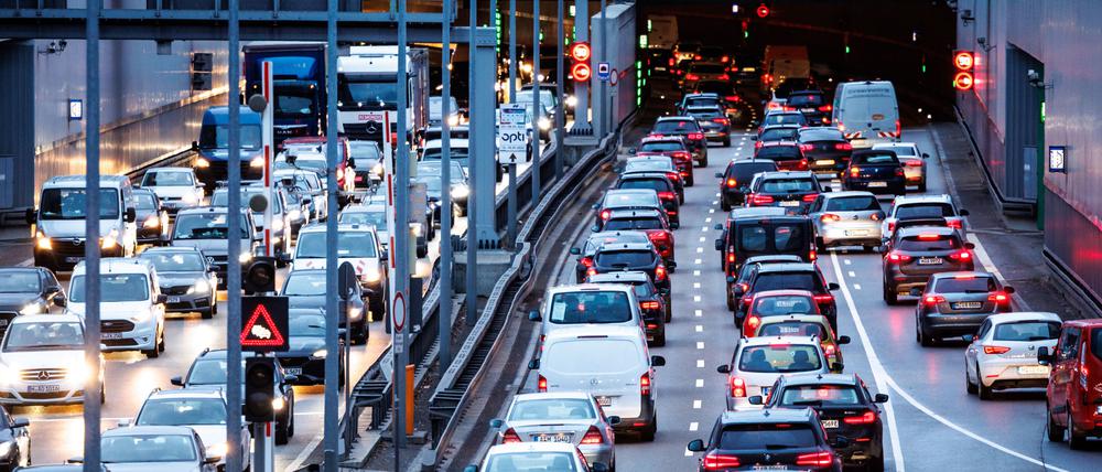 Dichter Verkehr schiebt sich im Berufsverkehr am Morgen in den Tunnel Heckenstallerstraße auf dem Mittleren Ring B2R.