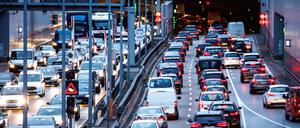 Dichter Verkehr schiebt sich im Berufsverkehr am Morgen in den Tunnel Heckenstallerstraße auf dem Mittleren Ring B2R.