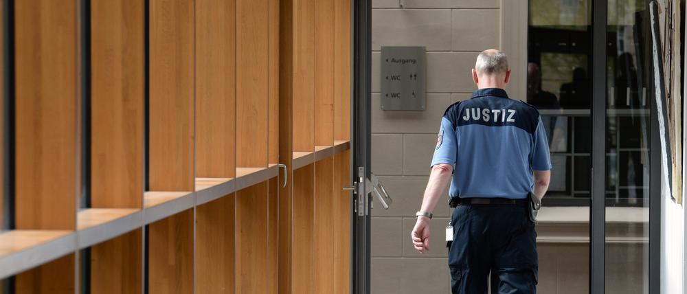 Ein Justizwachtmeister in einem Gang des Landgerichtes in Potsdam.