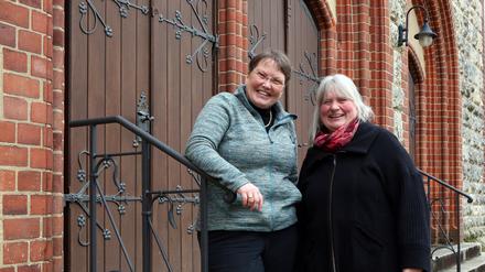 Kirchengemeinden Bornim, Golm und Grube haben fusioniert. V.l.: Hanna Lohmannsröben, Vorsitzende des Gemeindekirchenrats, gemeinsam mit Pfarrerin Anke Spinola vor der Kirche Bornim.